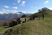 47 Alla Bocchetta di Desio (1335 m) con la grande cascina Pranura diroccata.   